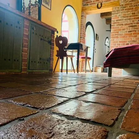 Lovely In A 18th Century Manor Apartment *