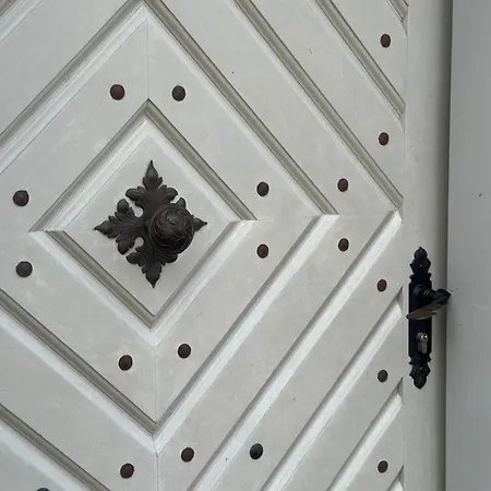 Lovely In A 18th Century Manor Apartment *